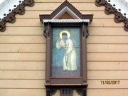 Часовня Серафима Саровского, Киот с иконой св. прп. Серафима Саровского, установленный на фасаде часовни вместо мозаичной иконы.<br>, Санкт-Петербург, Санкт-Петербург, Курортный район, г. Санкт-Петербург