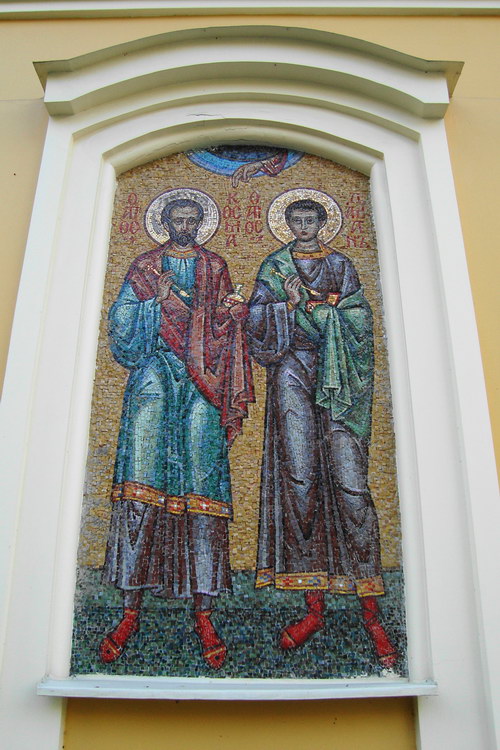 Часовня Космы и Дамиана, Песочный (Санкт-Петербург, Курортный район, г. Санкт-Петербург). фасады, Мозаичная икона св. Космы и Дамиана. 