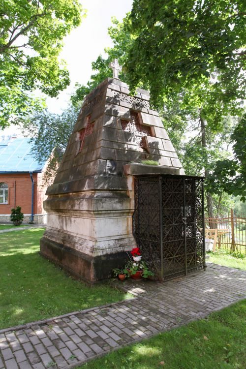 Церковь Рождества Пресвятой Богородицы, Рождествено (Гатчинский район, Ленинградская область). дополнительная информация, Часовня-усыпальница Рукавишникова В.И.,дяди Набокова.