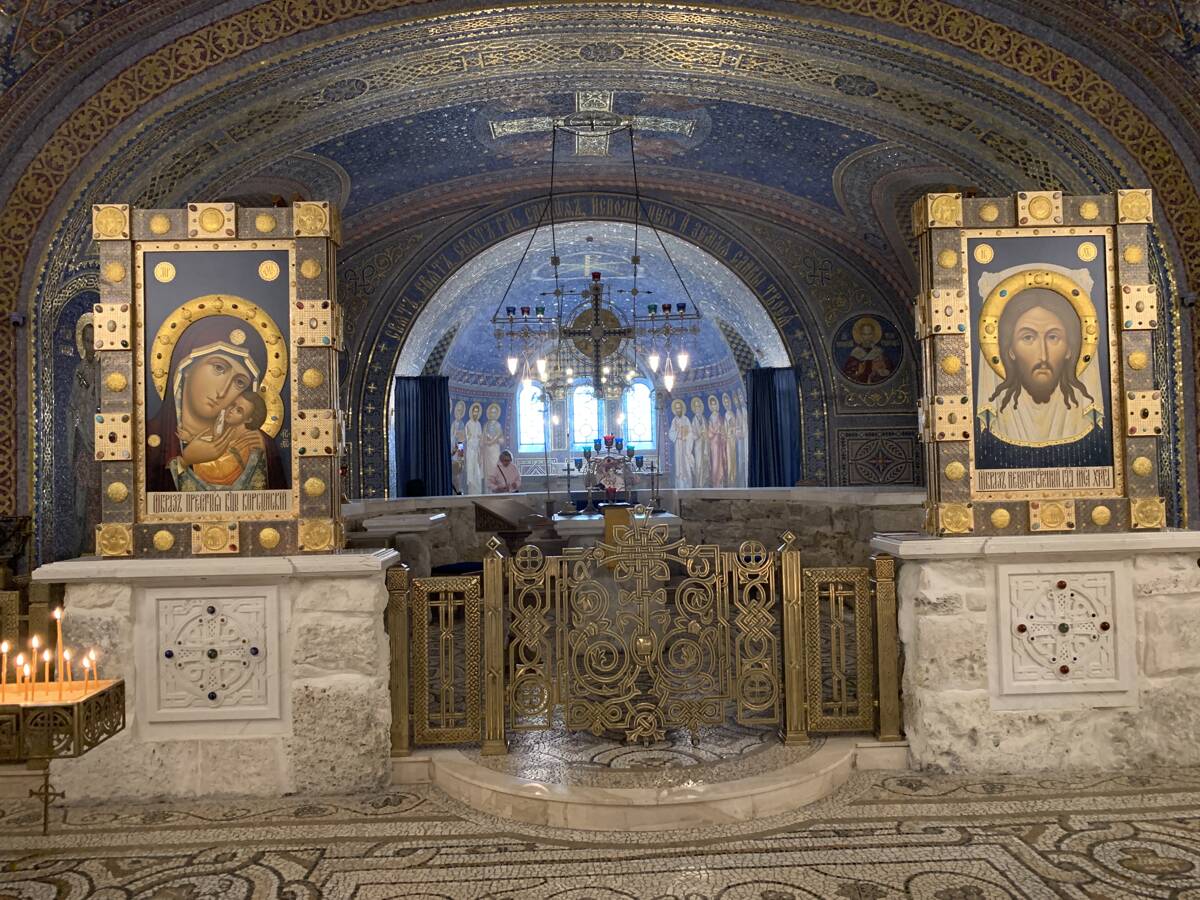 Собор Владимира равноапостольного в Херсонесе, Севастополь (Гагаринский район, г. Севастополь). интерьер и убранство, Царские врата и алтарная преграда нижнего храма. 
