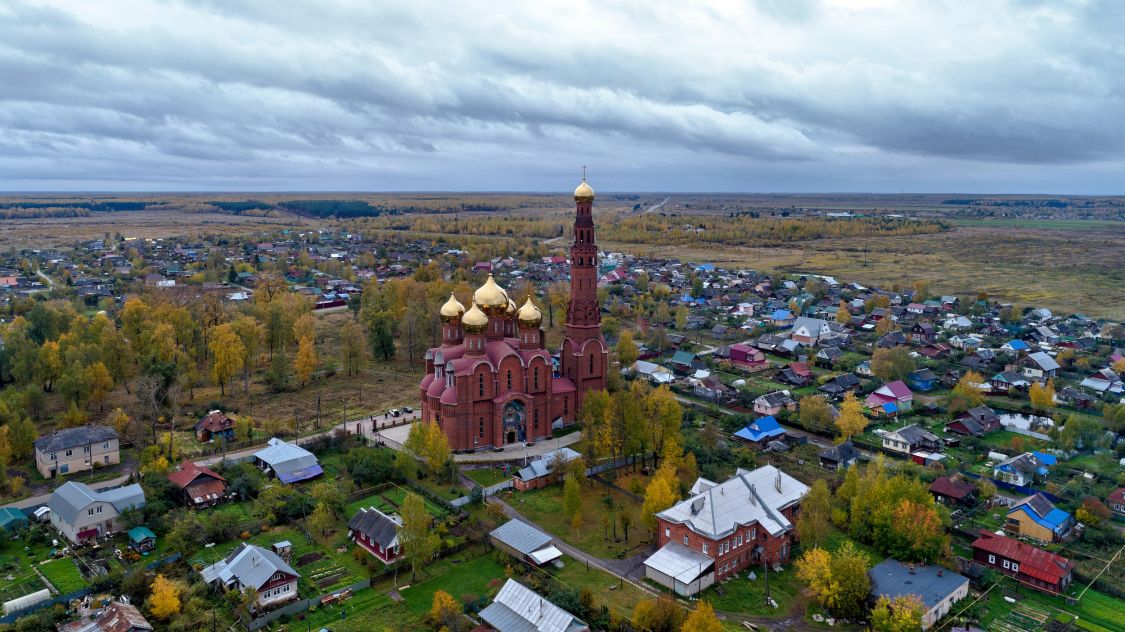 Вичуга. Церковь Воскресения Христова в Тезине. общий вид в ландшафте