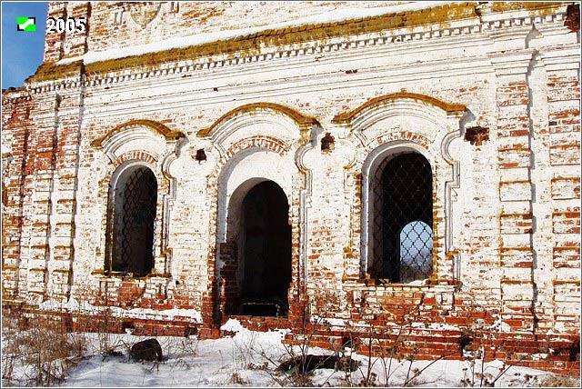 Церковь Космы и Дамиана, Семёновское-Советское (Суздальский район, Владимирская область). архитектурные детали, Фрагмент южного фасада церкви в уровне первого яруса окон.