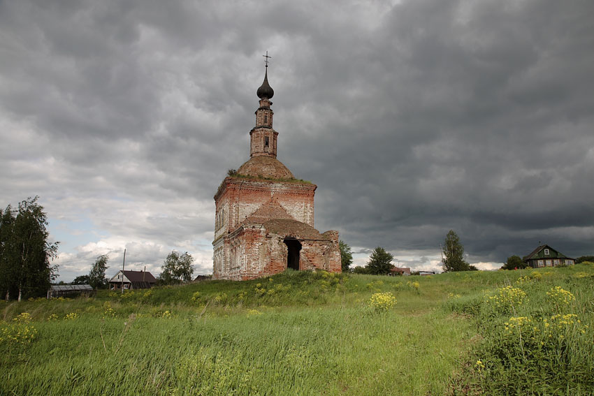 Семёновское-Советское. Церковь Космы и Дамиана. общий вид в ландшафте