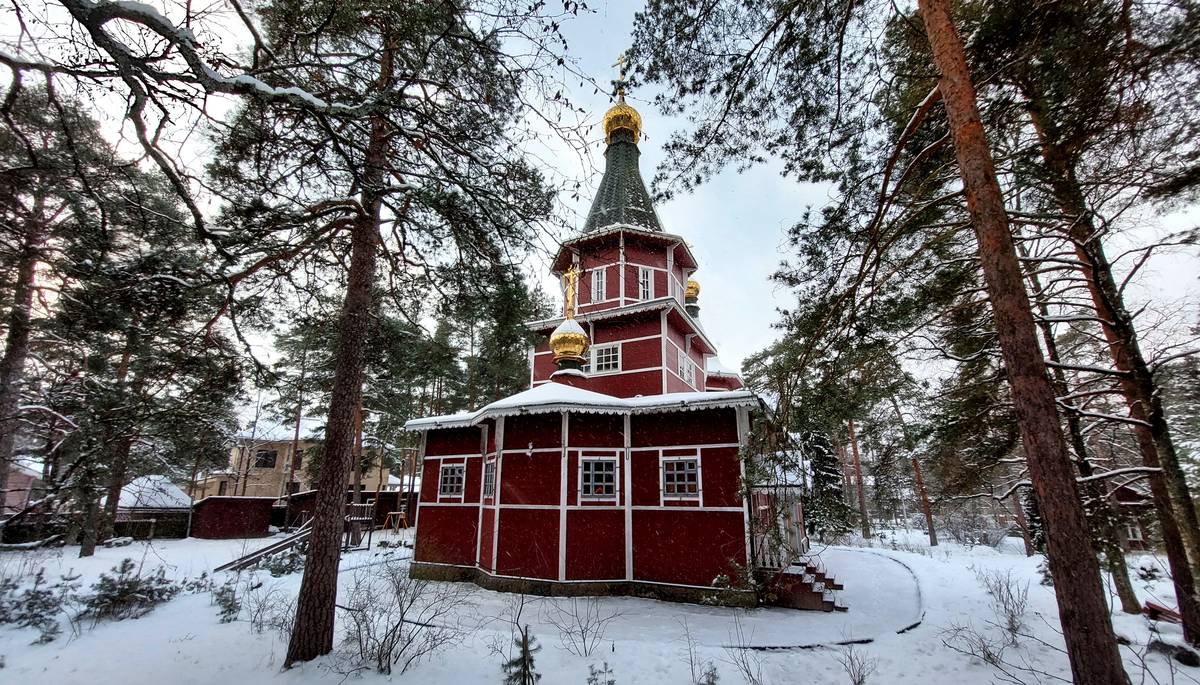 общий вид в ландшафте. Церковь Пантелеимона Целителя в Тарховке, Сестрорецк (Тарховка) (Санкт-Петербург, Курортный район, г. Санкт-Петербург)