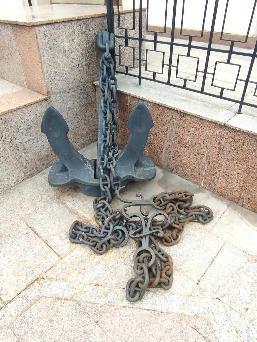 Якорь у входа в храм., архитектурные детали. Церковь Георгия Победоносца в Купчино, Фрунзенский район (Санкт-Петербург, г. Санкт-Петербург)