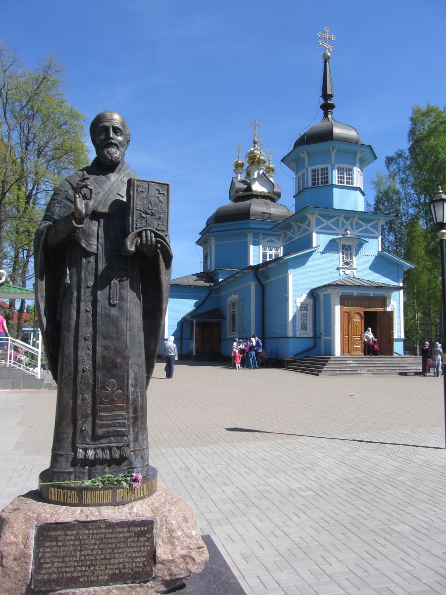 Церковь Димитрия Солунского, Приморский район (Санкт-Петербург, г. Санкт-Петербург). дополнительная информация, Скульптура была установлена во дворе церкви 19 декабря 2015 года, в день памяти святого, а 8 января её освятил митрополит Варсонофий.
