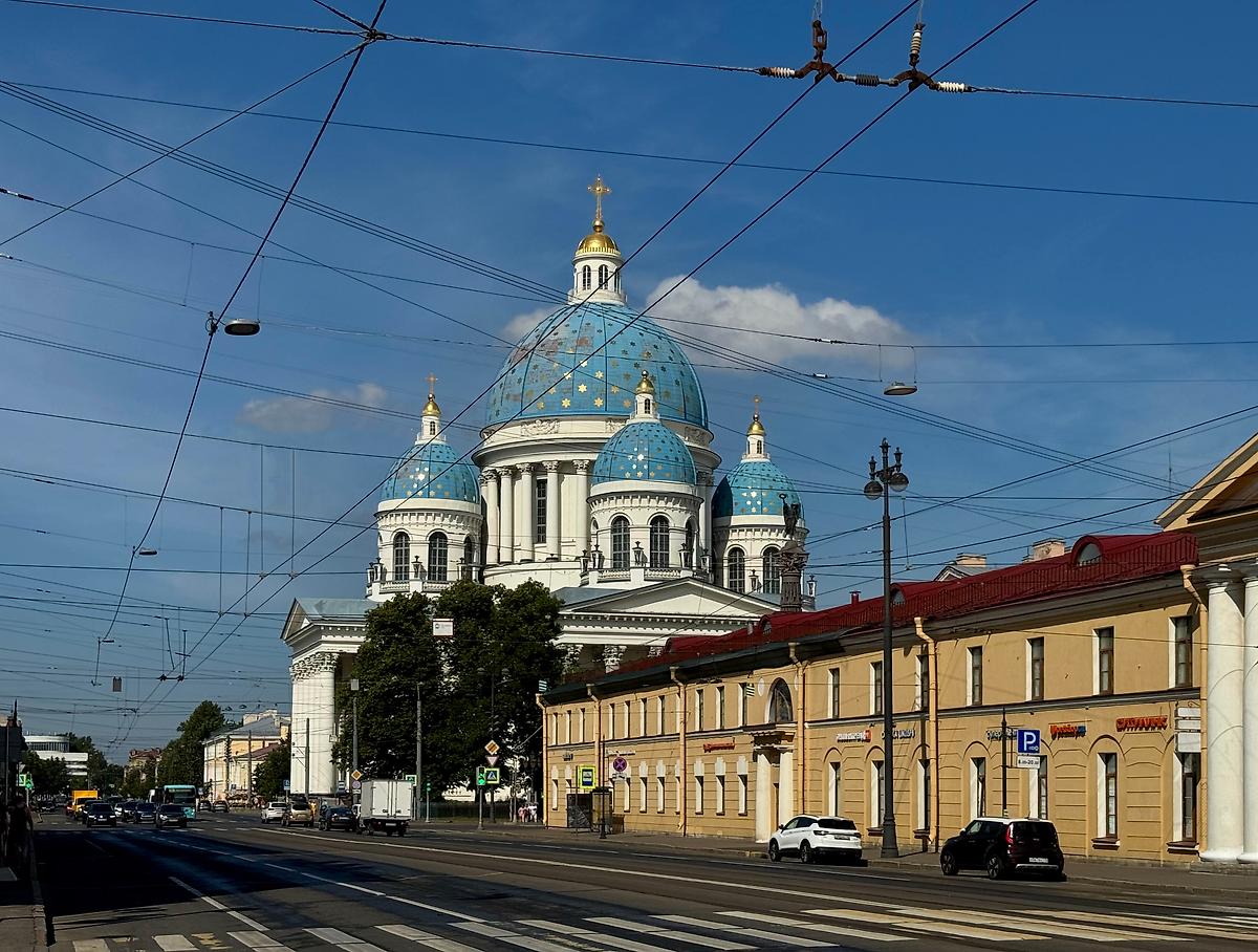 Вид с востока в створе Троицкого проспекта, общий вид в ландшафте. Собор Троицы Живоначальной ("Измайловский"), Адмиралтейский район (Санкт-Петербург, г. Санкт-Петербург)