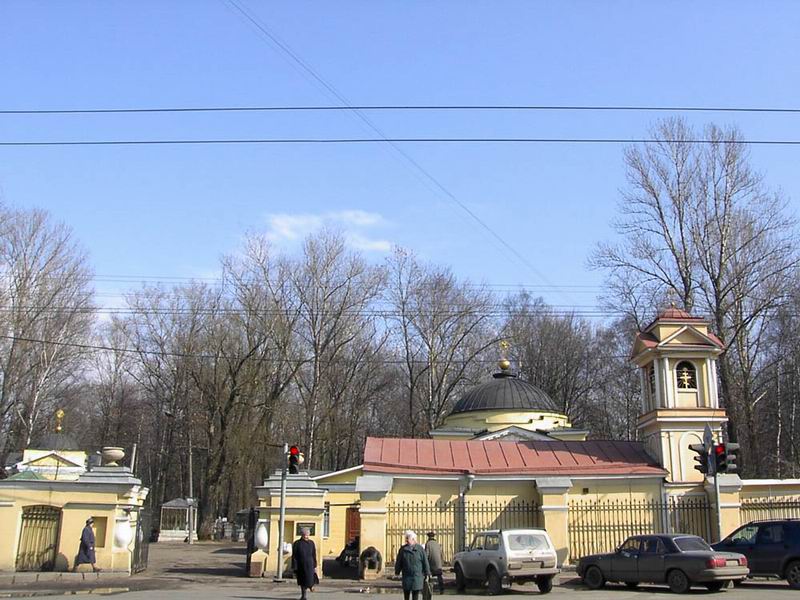 Церковь Николая Чудотворца на Большеохтинском кладбище, Красногвардейский район (Санкт-Петербург, г. Санкт-Петербург). дополнительная информация, Вид на ворота кладбища и комплекс построек Никольской церкви