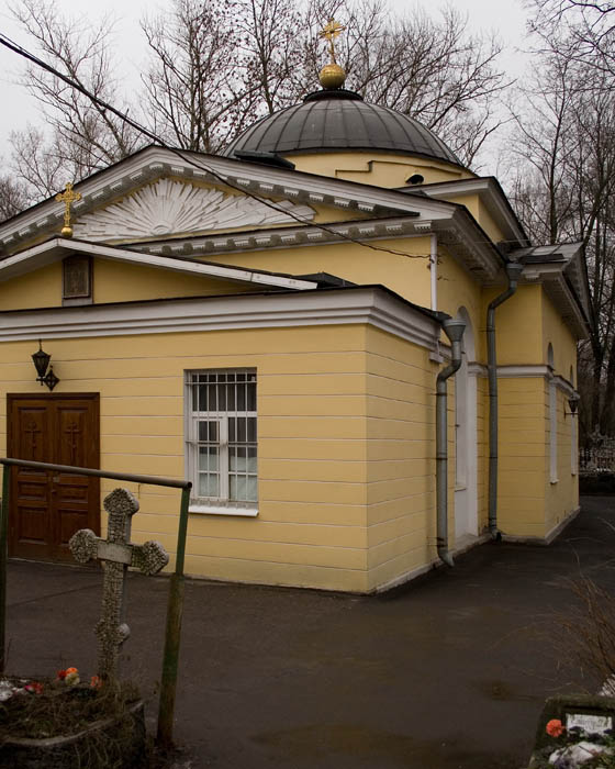 Церковь Николая Чудотворца на Большеохтинском кладбище, Красногвардейский район (Санкт-Петербург, г. Санкт-Петербург). архитектурные детали, Вид на юго-западный угол храма.