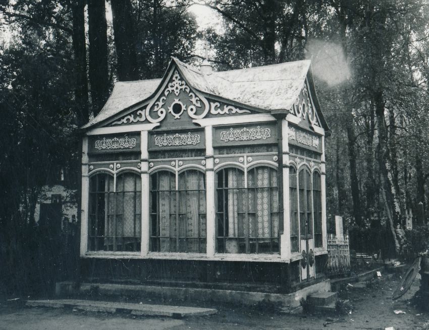 Церковь Серафима Саровского на Серафимовском кладбище, Приморский район (Санкт-Петербург, г. Санкт-Петербург). дополнительная информация, усыпальница близ церкви