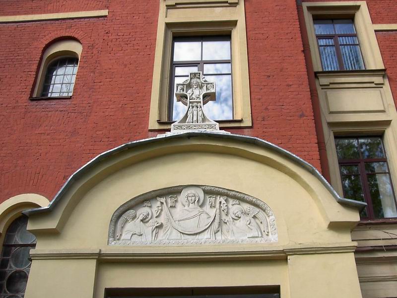 Церковь Покрова Пресвятой Богородицы при Политехническом университете, Калининский район (Санкт-Петербург, г. Санкт-Петербург). архитектурные детали, Барельеф над входом