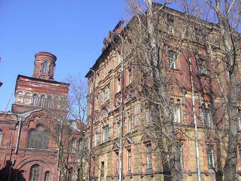 Церковь Покрова Пресвятой Богородицы на Боровой улице, Фрунзенский район (Санкт-Петербург, г. Санкт-Петербург). дополнительная информация, Южный фасад церкви и Братский дом
