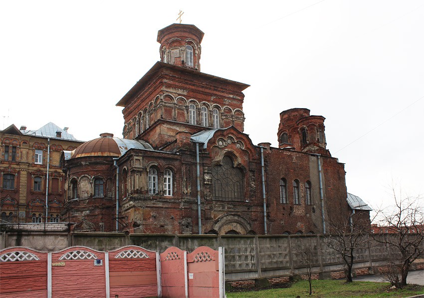 Фрунзенский район. Церковь Покрова Пресвятой Богородицы на Боровой улице. документальные фотографии, Северный фасад. Слева на заднем плане - дом причта, построенный в одном стиле с храмом.