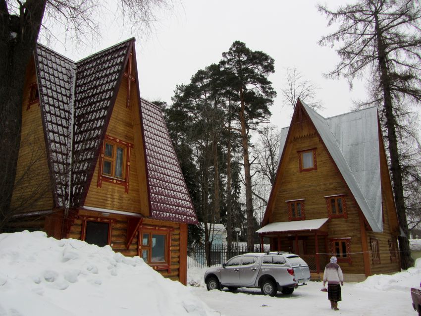 Церковь Рождества Христова, Барвиха, посёлок (Одинцовский городской округ и ЗАТО Власиха, Краснознаменск, Московская область). дополнительная информация, домики на территории