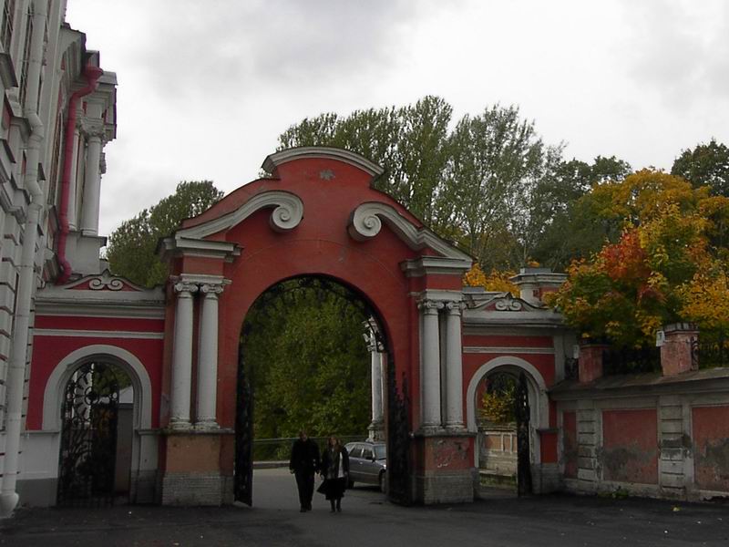 Троицкая Александро-Невская лавра, Центральный район (Санкт-Петербург, г. Санкт-Петербург). дополнительная информация, Консисторские ворота