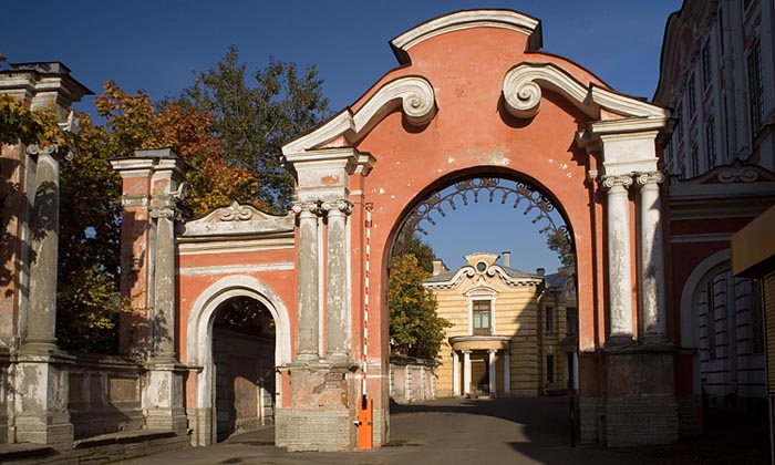 Троицкая Александро-Невская лавра, Центральный район (Санкт-Петербург, г. Санкт-Петербург). дополнительная информация, Северные (Благовещенские) ворота. На заднем плане здание кладбищенской конторы.
