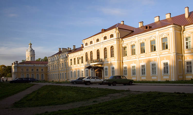 Троицкая Александро-Невская лавра, Центральный район (Санкт-Петербург, г. Санкт-Петербург). архитектурные детали, Митрополичий корпус. На заднем плане Северо-Западная башня (Ризница).