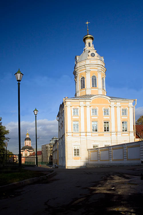 Троицкая Александро-Невская лавра, Центральный район (Санкт-Петербург, г. Санкт-Петербург). дополнительная информация, Северо-Западная башня (Ризница). Вид с запада. На заднем плане Благовещенская Александро-Невская церковь.
