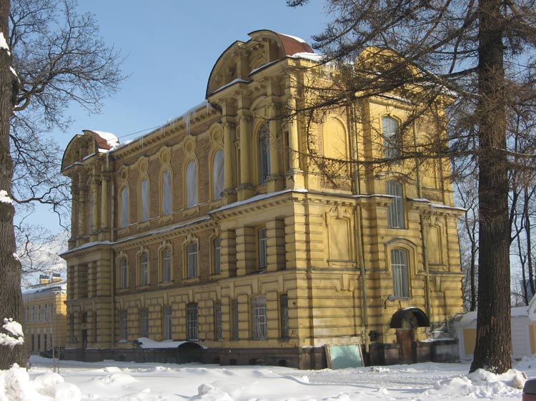 Троицкая Александро-Невская лавра, Центральный район (Санкт-Петербург, г. Санкт-Петербург). дополнительная информация, Причтовый дом (1904 - 1910, арх. Л.П.Шишко)