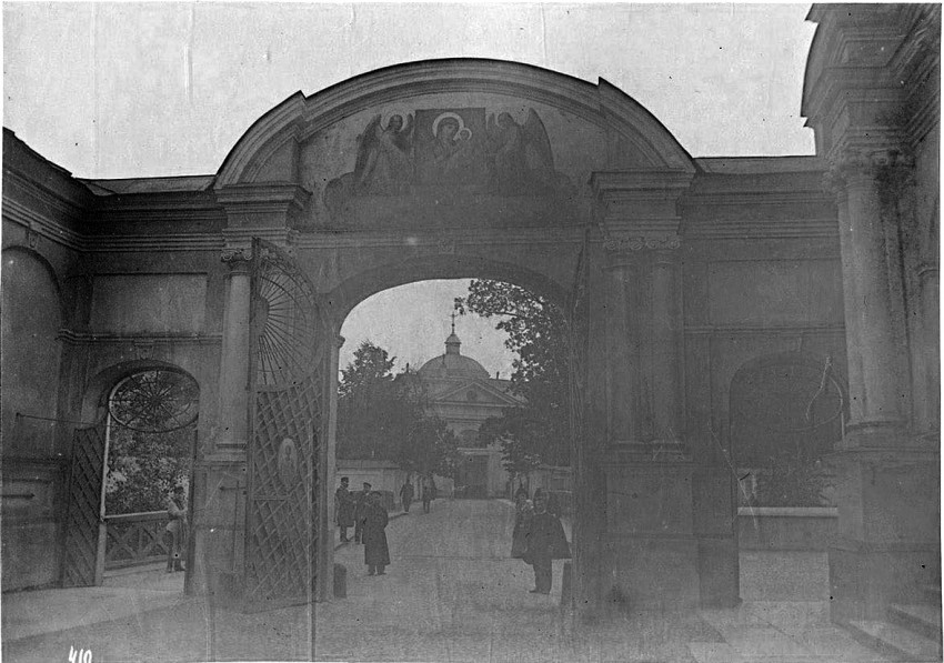 Троицкая Александро-Невская лавра, Центральный район (Санкт-Петербург, г. Санкт-Петербург). архивная фотография, Въездные ворота со стороны Лаврского двора. Фото нач. ХХ века. Альбом «Александро-Невская Лавра» http://andcvet.narod.ru/ANL/sam.html