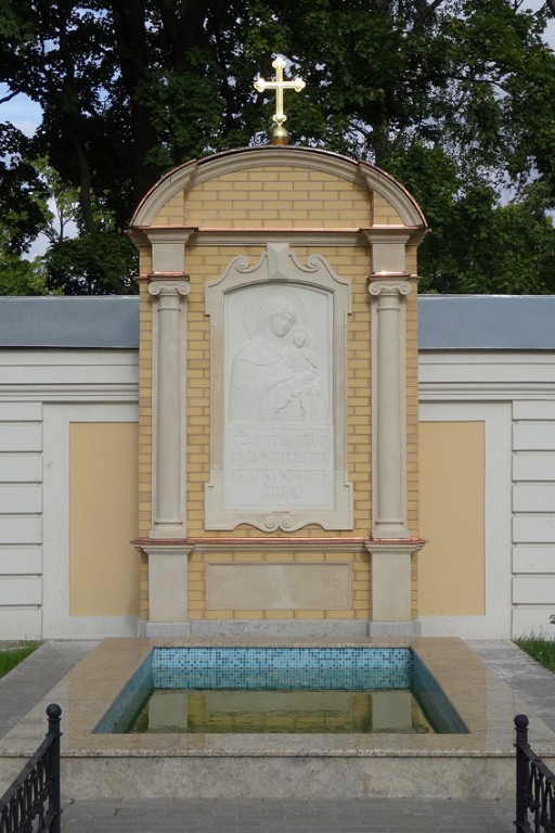 Троицкая Александро-Невская лавра, Центральный район (Санкт-Петербург, г. Санкт-Петербург). дополнительная информация, Киот с Коневской иконой Божией Матери (2015 г.) у ограды Никольского кладбища