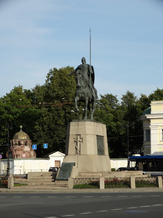 Троицкая Александро-Невская лавра, Центральный район (Санкт-Петербург, г. Санкт-Петербург). дополнительная информация, Памятник Святому благоверному Великому князю Александру Невскому у входа в Александро-Невскую лавру.