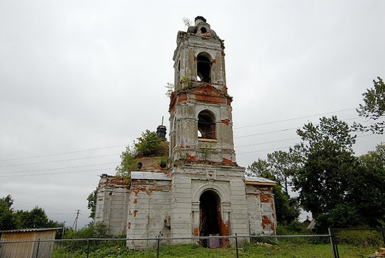 Мокрое. Церковь Николая Чудотворца. фасады, рядом с колокольней стоит крест