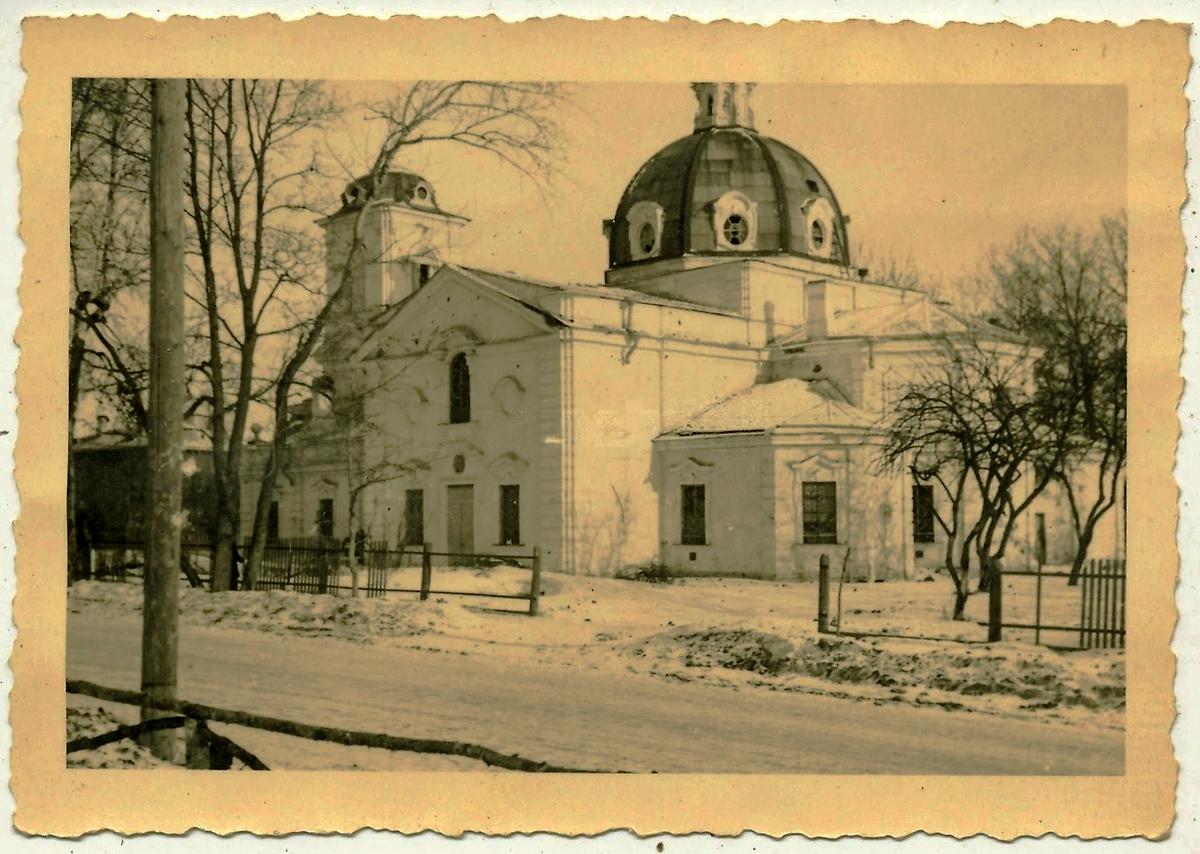 Вид на храм с юго-восточной стороны. Фото 1941 г. с аукциона e-bay.de, архивная фотография. Церковь Троицы Живоначальной в Красном Селе, Красносельский район (Санкт-Петербург, г. Санкт-Петербург)