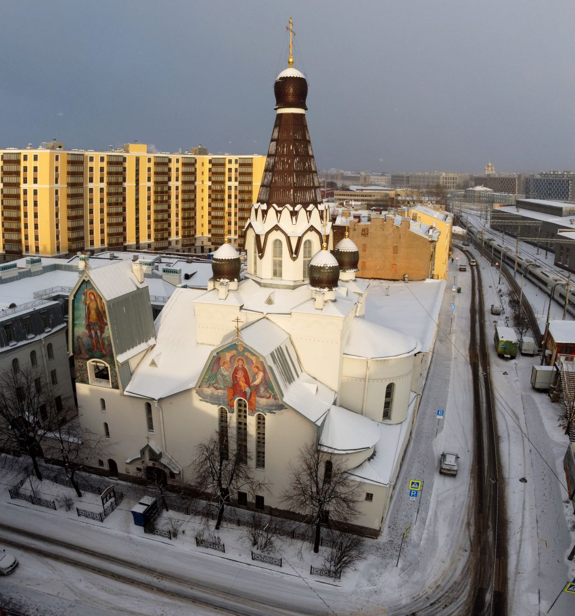 Центральный район. Церковь Петра, митрополита Московского на бывшем Творожковском подворье. общий вид в ландшафте