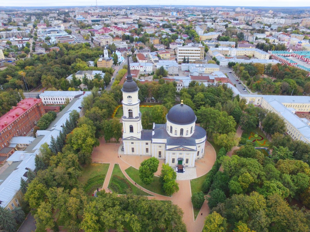 Кафедральный собор Троицы Живоначальной, Калуга (Калуга, город, Калужская область). общий вид в ландшафте, Вид с юга, фото с квадрокоптера