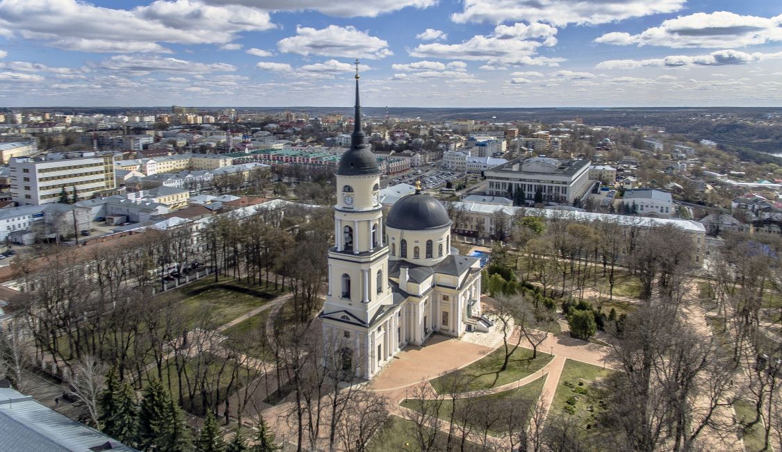 Калуга. Кафедральный собор Троицы Живоначальной. общий вид в ландшафте
