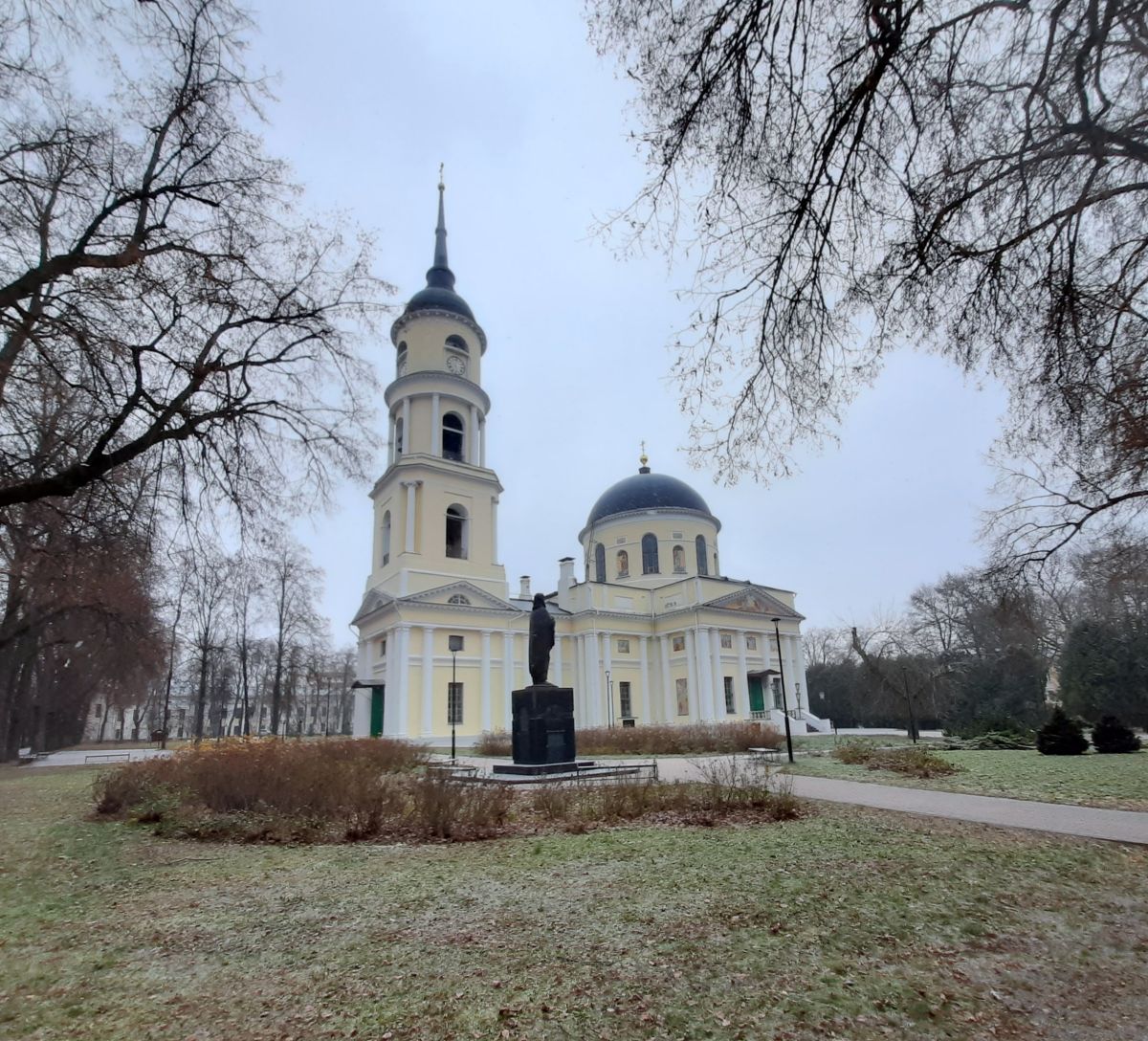 Калуга. Кафедральный собор Троицы Живоначальной. общий вид в ландшафте