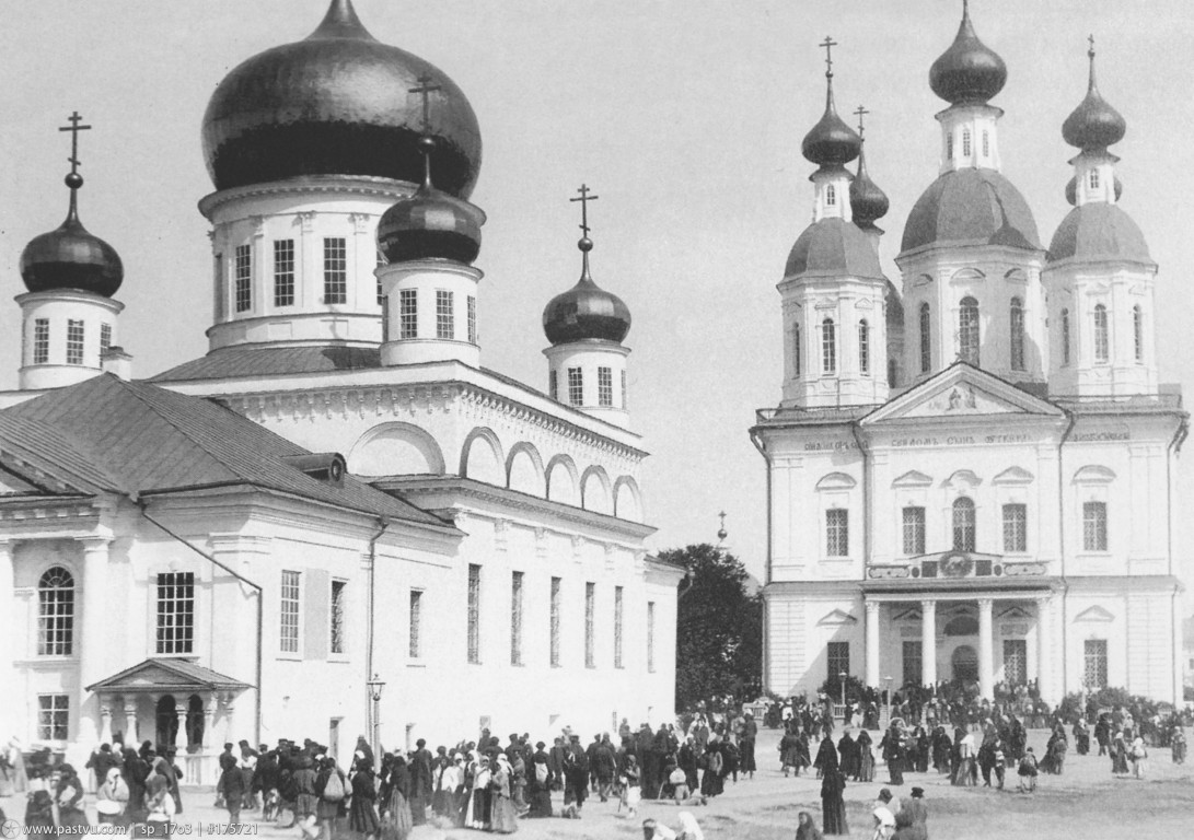 Успенская пустынь, Саров (Саров, город, Нижегородская область). архивная фотография, Соборная площадь 1903, Направление съемки:восток. с сайта https://pastvu.com/p/175721
