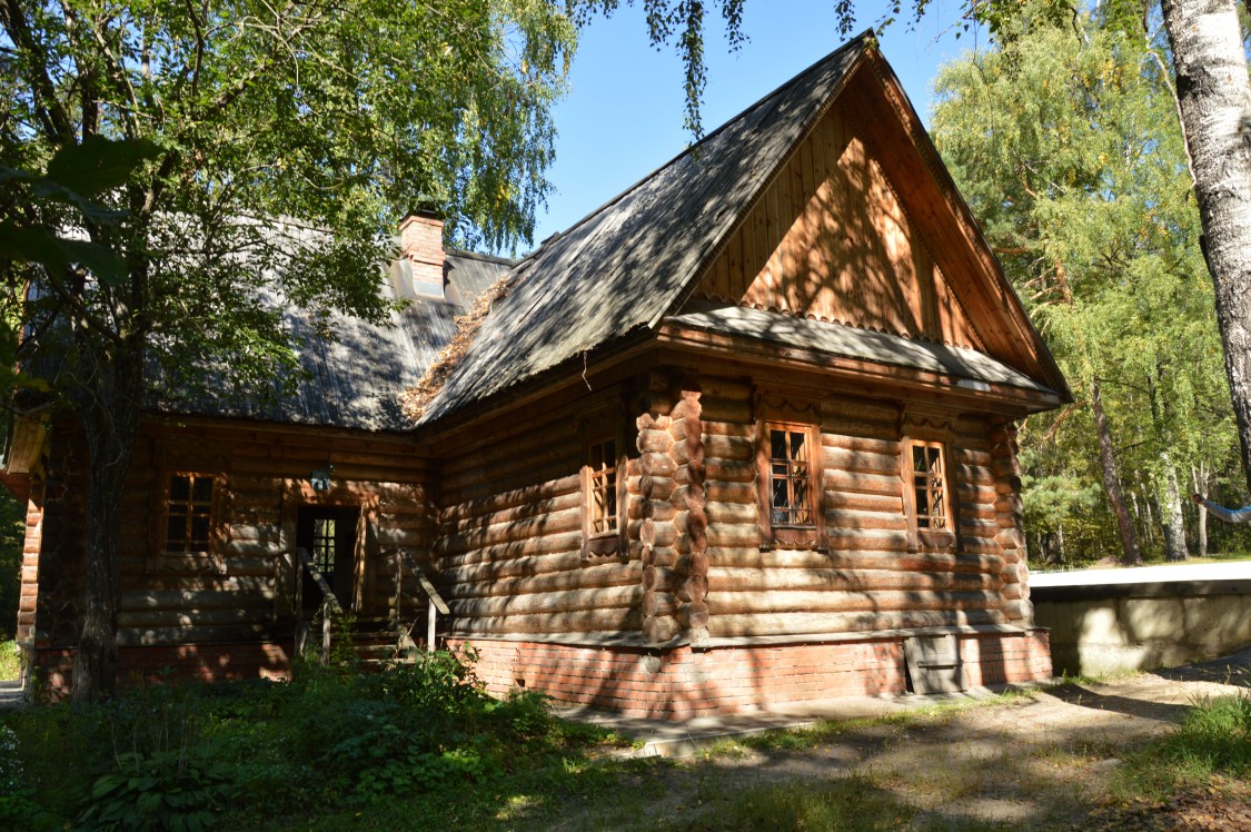 Успенская пустынь, Саров (Саров, город, Нижегородская область). дополнительная информация, небольшой дом где можно поставить свечу  на дальней пустыньке у Серафима Саровского