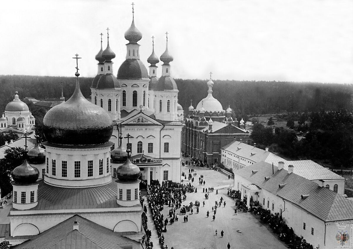 Успенская пустынь, Саров (Саров, город, Нижегородская область). архивная фотография, Фото от 10 июля 1903 года. В этот день осуществлялся Крестный ход с мощами Серафима Саровского.