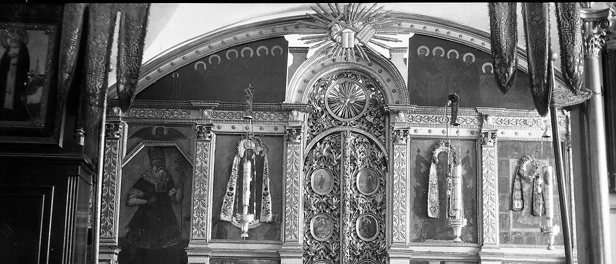 Интерьер. Южный придел. Иконостас. Фото П. П. Покрышкина, 1915 г. из фотоархива ИИМК РАН, Фонд ИАК, Инв. № 17267. (II 35468), архивная фотография. Сковородский Михайловский монастырь. Церковь Чуда Михаила Архангела в Хонех, Сковородка, урочище (Новгородский район, Новгородская область)
