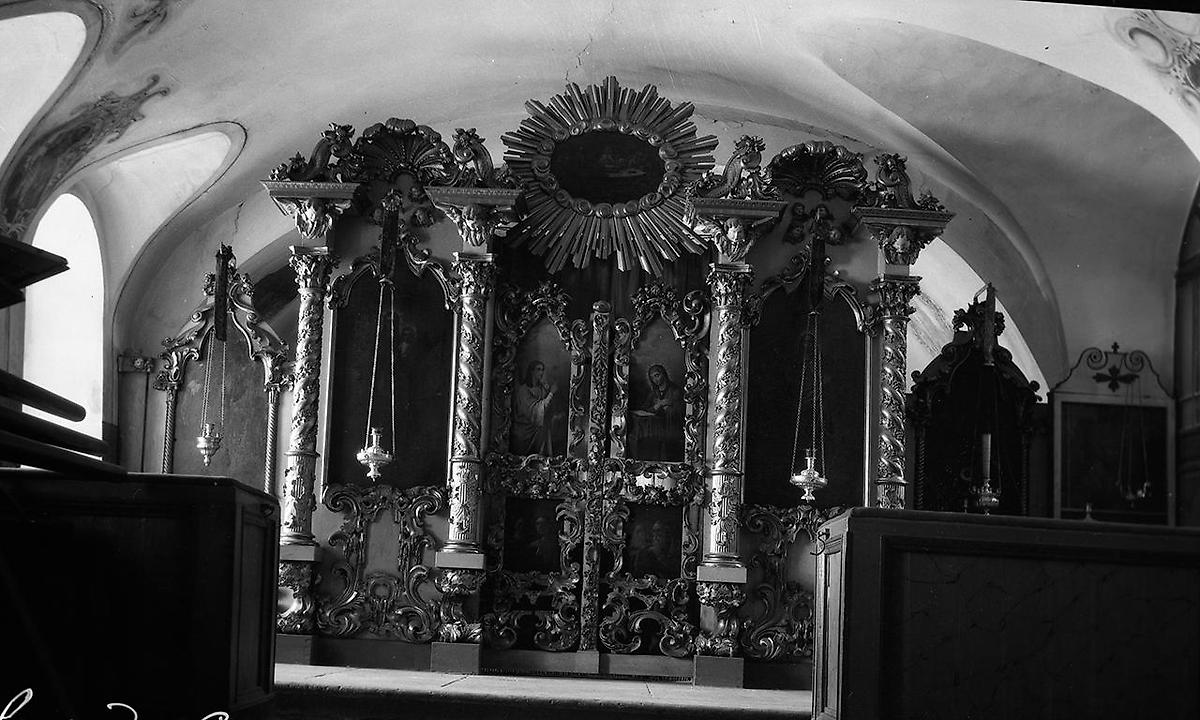 Интерьер. Северный придел. Иконостас. Фото П. П. Покрышкина, 1915 г. из фотоархива ИИМК РАН, Фонд ИАК, Инв. № 17268. (II 35469), архивная фотография. Сковородский Михайловский монастырь. Церковь Чуда Михаила Архангела в Хонех, Сковородка, урочище (Новгородский район, Новгородская область)