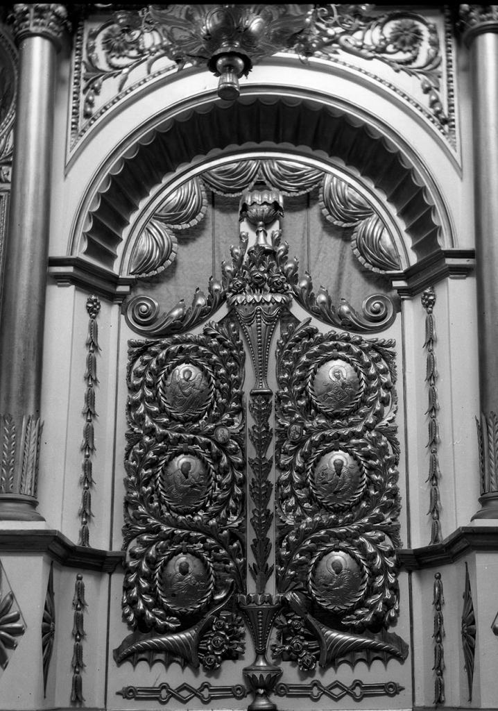 Интерьер. Царские врата главного придела. Фото П. П. Покрышкина, 1915 г. из фотоархива ИИМК РАН, Фонд ИАК, Инв. № 17271 (II 35472), архивная фотография. Сковородский Михайловский монастырь. Церковь Чуда Михаила Архангела в Хонех, Сковородка, урочище (Новгородский район, Новгородская область)