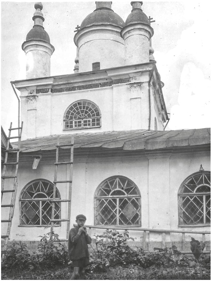 Вид с юго-запада. Фото начала XX в. в сборнике «Архитектурная археология №7». М. 2025, с. 34, архивная фотография. Сковородский Михайловский монастырь. Церковь Чуда Михаила Архангела в Хонех, Сковородка, урочище (Новгородский район, Новгородская область)