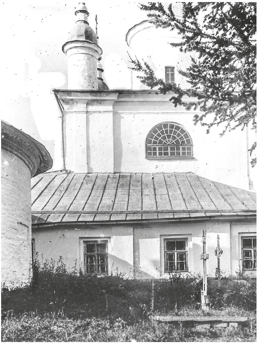 Вид с юга. Фото начала XX в. в сборнике «Архитектурная археология №7». М. 2025, с. 34, архивная фотография. Сковородский Михайловский монастырь. Церковь Чуда Михаила Архангела в Хонех, Сковородка, урочище (Новгородский район, Новгородская область)