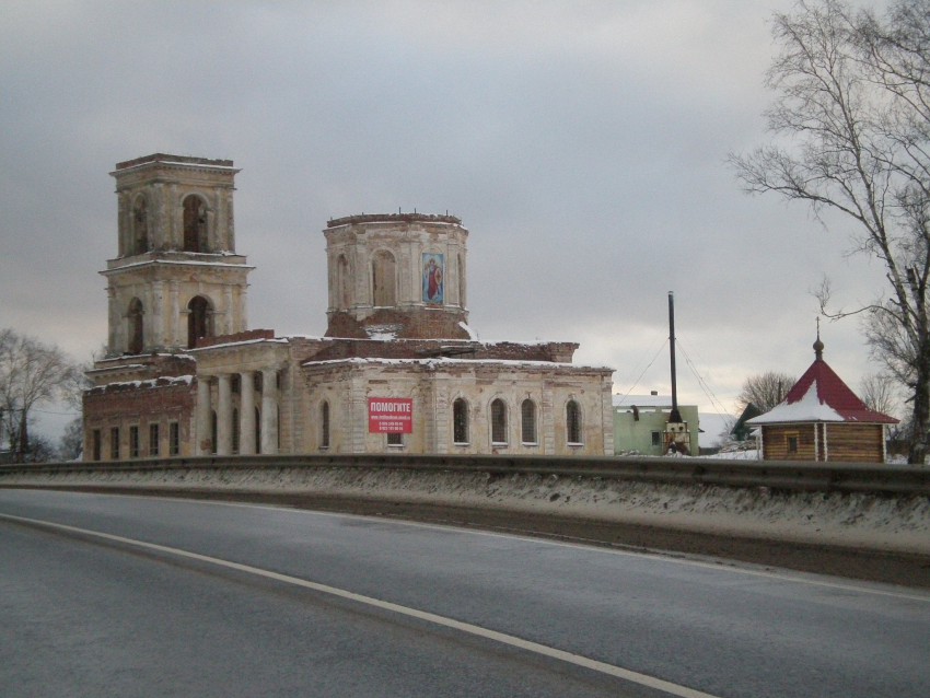 Хотилово. Церковь Михаила Архангела. общий вид в ландшафте
