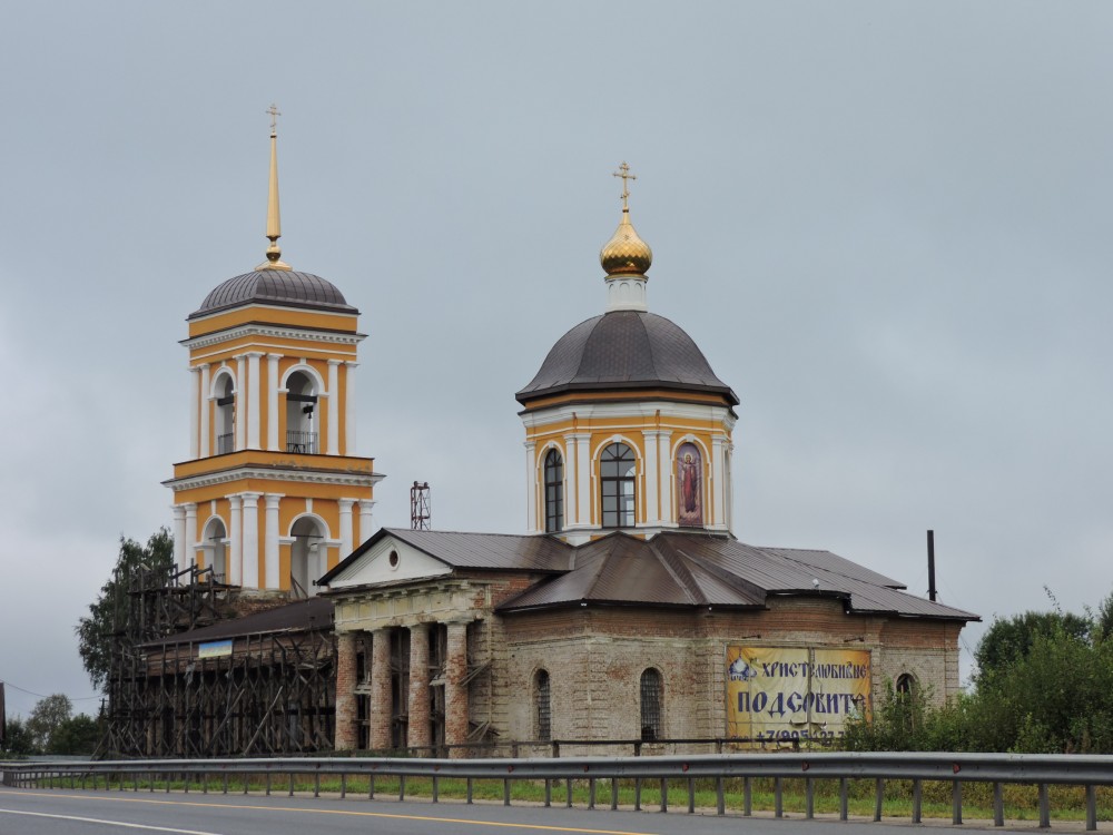 Хотилово. Церковь Михаила Архангела. общий вид в ландшафте