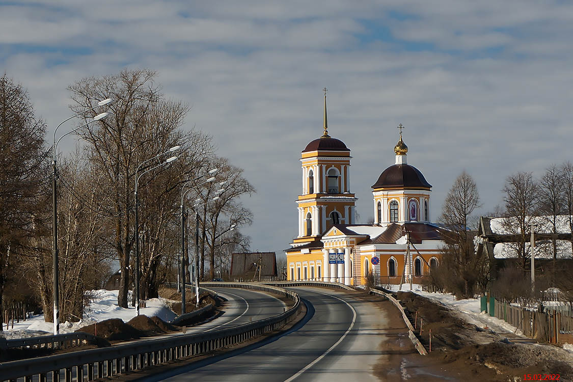 Хотилово. Церковь Михаила Архангела. общий вид в ландшафте