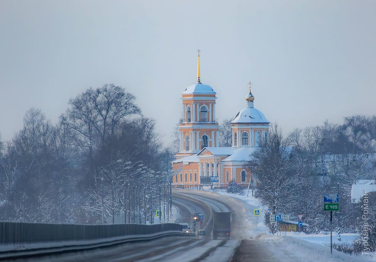 Вид с юго-востока, общий вид в ландшафте. Церковь Михаила Архангела, Хотилово (Бологовский район, Тверская область)
