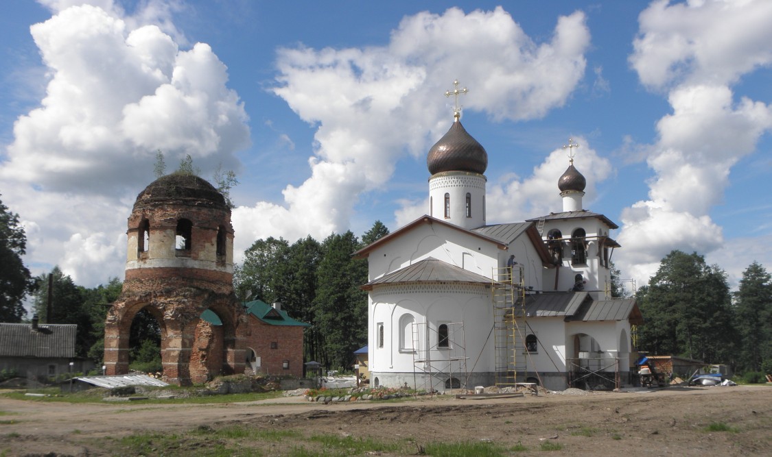 Феофилова Пустынь (Николаево). Церковь Успения Пресвятой Богородицы (старая). общий вид в ландшафте