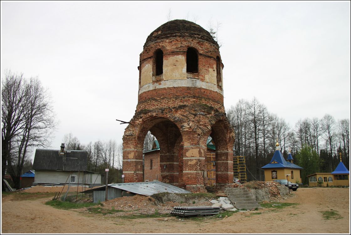 Феофилова Пустынь (Николаево). Церковь Успения Пресвятой Богородицы (старая). фасады