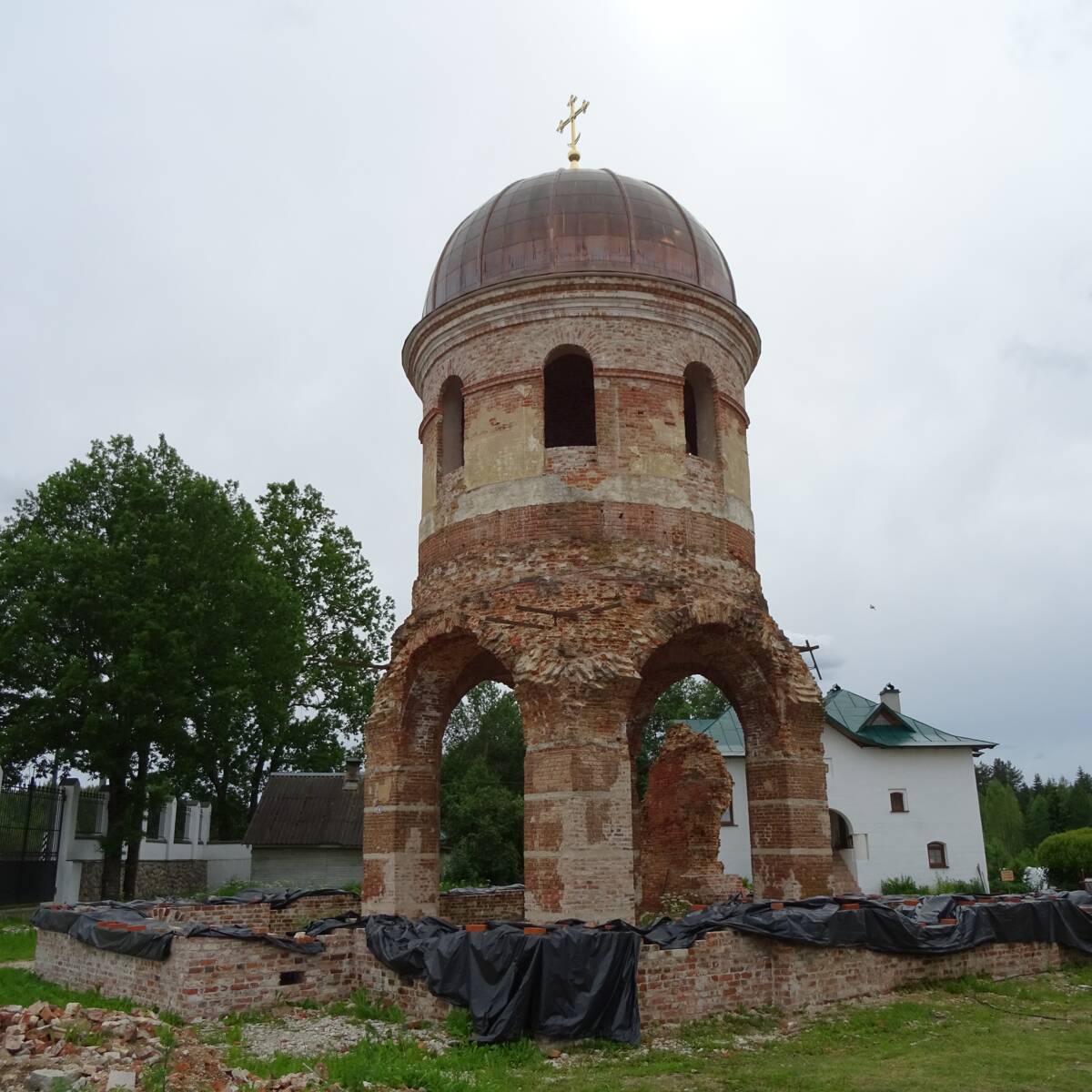 Церковь Успения Пресвятой Богородицы (старая), Феофилова Пустынь (Николаево) (Струго-Красненский район, Псковская область). общий вид в ландшафте,  Церковь Успения Пресвятой Богородицы (старая).