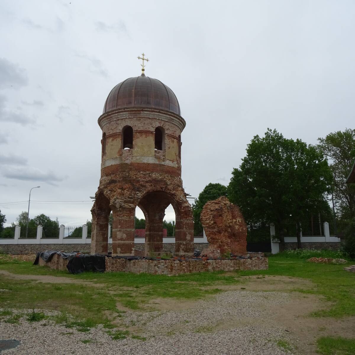 Церковь Успения Пресвятой Богородицы (старая), Феофилова Пустынь (Николаево) (Струго-Красненский район, Псковская область). общий вид в ландшафте,  Церковь Успения Пресвятой Богородицы (старая).