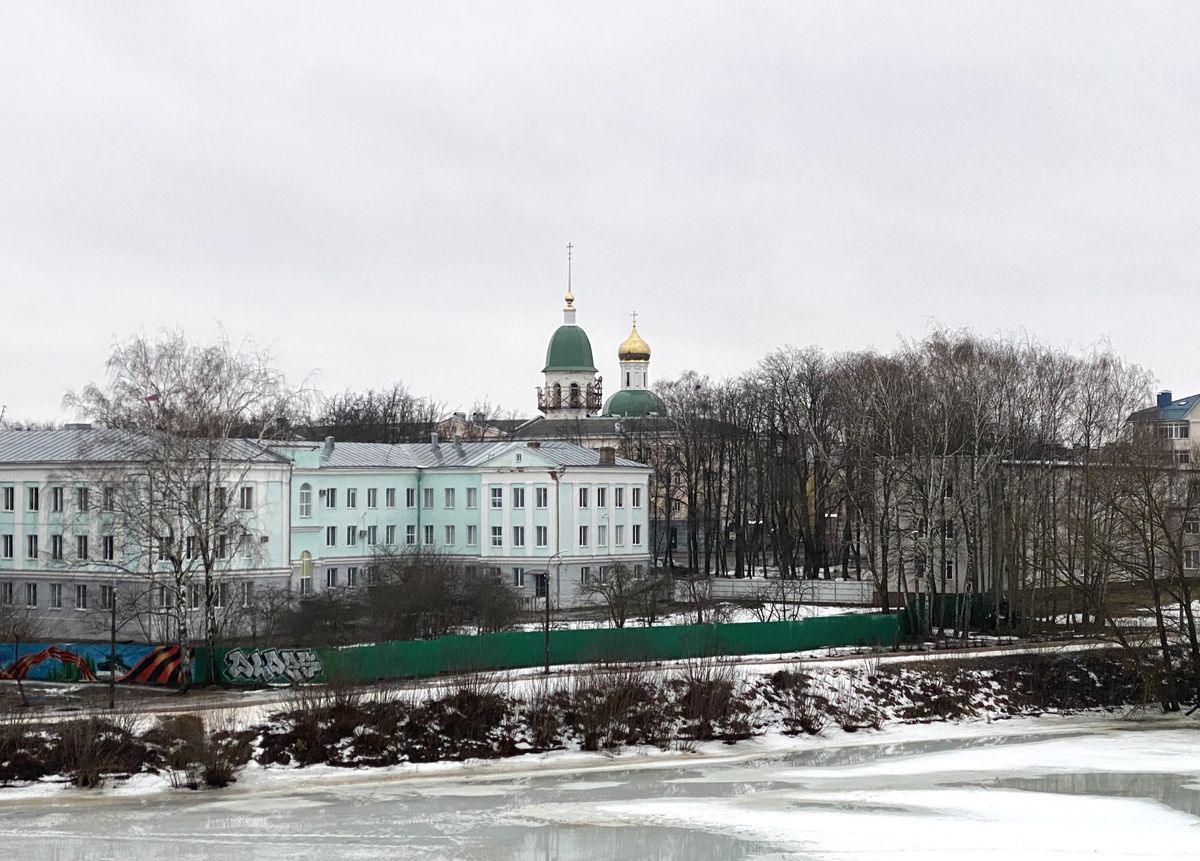 Вид с валов крепости в современной застройке, дополнительная информация. Кафедральный собор Вознесения Господня, Великие Луки (Великолукский район и г. Великие Луки, Псковская область)