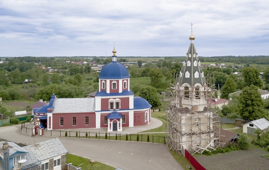 Мещовск. Церковь Благовещения Пресвятой Богородицы. общий вид в ландшафте
